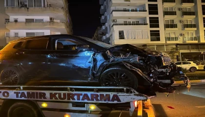 Alanyada alkollü sürücü park halindeki araçlara çarptı