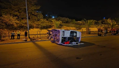 Alanyada aydınlatma direğine çarpan minibüs devrildi