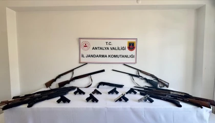 Alanyada çok miktarda silah ve mühimmat ele geçirildi