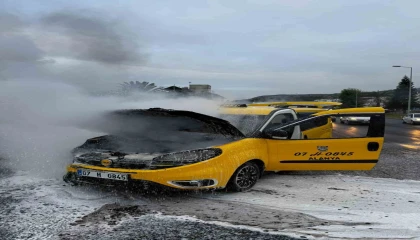 Alanyada seyir halindeki otomobil alev aldı