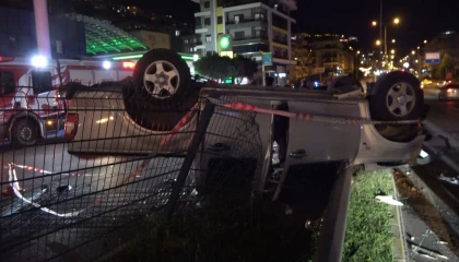 Alanyada takla atan otomobil hurdaya döndü: 2 yaralı