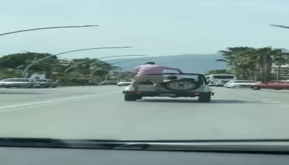 Alanyada üstü açık araçla trafiği tehlikeye attılar