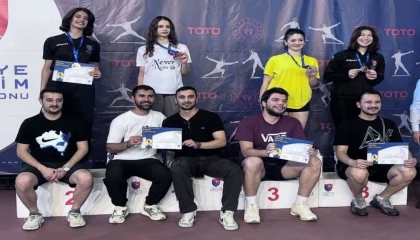 Alanyasporlu eskrim sporcuları şehre madalya ile döndü