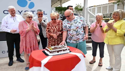 Alman turist çifte 30 yıllık sadakat plaketi