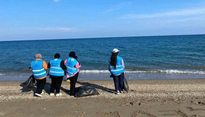 Anamurlu gençler sahil temizliği yaptı
