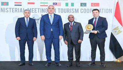 Antalya 2025 Yılı D-8 Turizm Şehri ödülünü Kahiredeki bakanlar toplantısında aldı