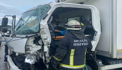 Antalyada 3 aracın karıştığı zincirleme kazada 1 kişi yaralandı