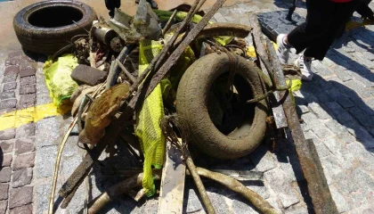 Antalyada 35 gönüllü dalgıç denizin dibini temizledi, çıkanlar pes dedirtti