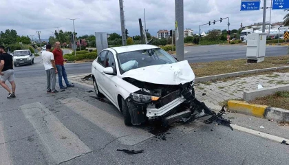 Antalyada çarpışan araçlar hurdaya döndü: 1 yaralı