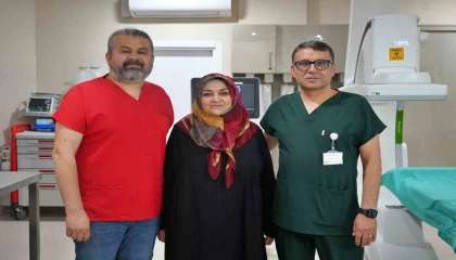 Antalyada diz kireçlenmesine çift aşamalı tedavi: Yürüyemeyen hasta ayağa kalktı