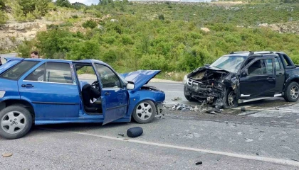 Antalyada iki araç çarpıştı: 1 ölü, 2 yaralı
