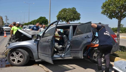 Antalyada iş makinesi ile çarpışan otomobildeki sürücü ve eşi yaralandı