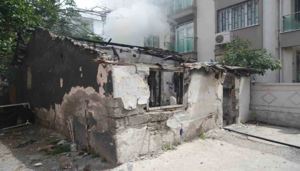 Antalyada metruk binada korkutan yangın