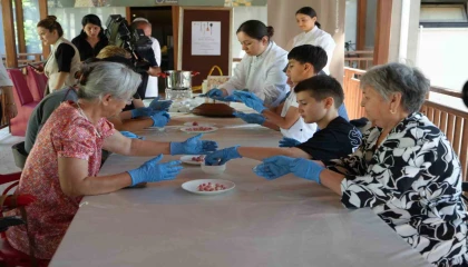 Antalyada nineden toruna miras: Gülüklü çorbası buluşması