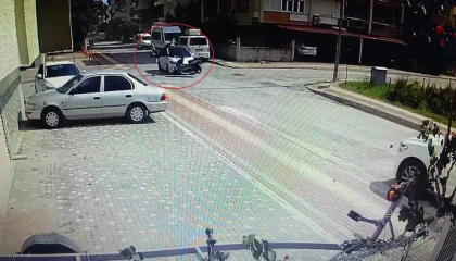 Antalyada otomobille çarpışan motosiklet sürücüsü havada taklalar attı