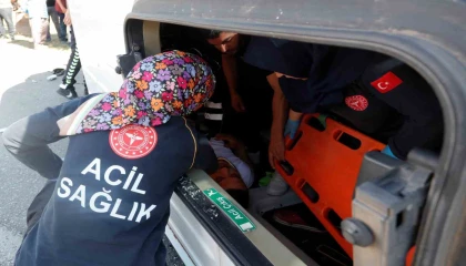 Antalyada servis minibüsü devrildi, sıkışan sürücüyü ekipler çıkardı