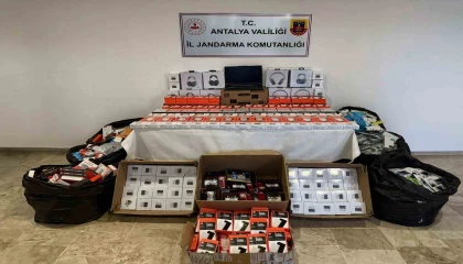 Antalyada telefon aksesuarı operasyonunda binlerce ürün ele geçirildi
