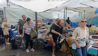 Antalyada turistlerin pazar keyfini yağmur bile bozamadı