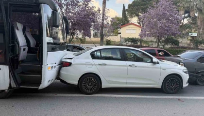Antalyada zincirleme kaza: 2si çocuk 3 kişi yaralandı