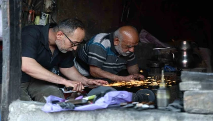 Asırlık dükkânda baba-oğulun bıçak mesaisi