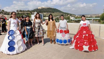 Atıklardan kıyafetler tasarlandı, tarihi köprüde defile yapıldı