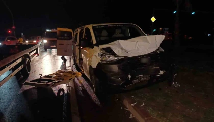 Aynı firmaya ait 2 tur aracı çarpıştı, 4ü turist 6 kişi yaralandı