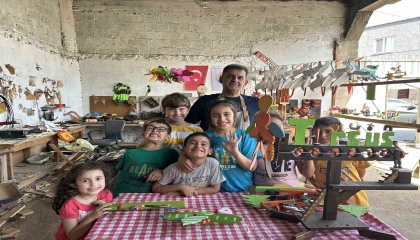 Baba, oğul ahşabı oyuncağa dönüştürüyor