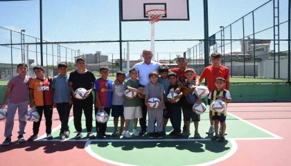 Başkan söz verip, yerine getirdiği sahada çocuklarla basketbol oynadı