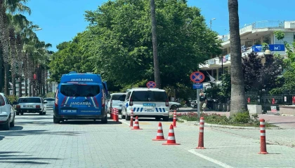 Başkasının kimliğini kullanan sürücü, 3 düzensiz göçmenle yakalandı