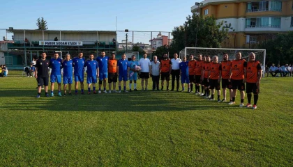 Belediye personeli ile muhtarlar dostluk maçında buluştu