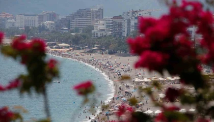 Bir günlük tatili fırsat bilen Antalyalılar Konyaaltı Sahilini doldurdu