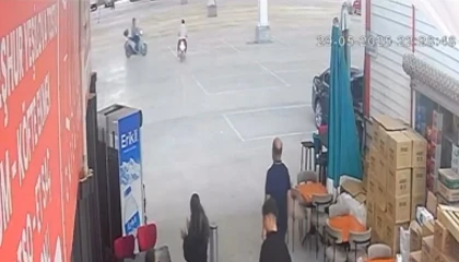 Boş pazar yerinde motosikletler çarpıştı: 2 yaralı