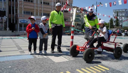 Burdurda çocuklara uygulamalı trafik eğitimi verildi