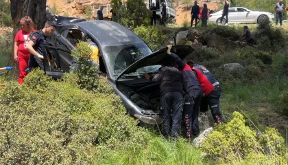 Burdurda kamyonet ile otomobil çarpıştı: 3 yaralı