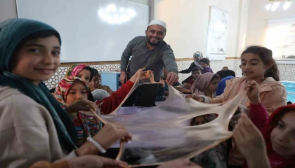 Camiyi çocuklara sevdiren imam, çocuk cemaati sayısını 4den 100e çıkarttı