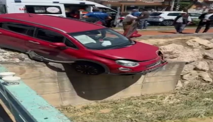 Çarpışan araçlardan biri kanal kenarında askıda kaldı: 3 yaralı