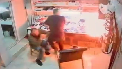 Cep telefonu bataryası patladı: O anlar kamerada