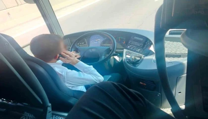 Cep telefonu ile konuşan otobüs şoförü sivil denetime takıldı