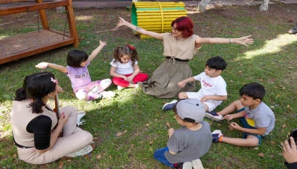 Çocuklar eğlenerek İngilizce öğreniyor