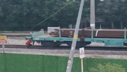 Çocukların tren vagonunda tehlikeli oyunu kamerada