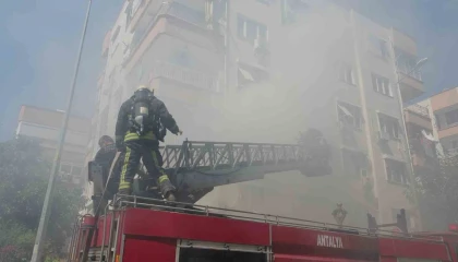 Dairede çıkan yangın apartmanı dumana boğdu