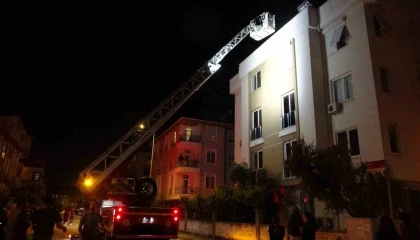Daireyi saran alevler apartman sakinlerini çatıya çıkarttı