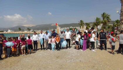 Dalgıçlar denizde , öğrenciler sahilde temizlik yaptı
