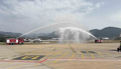 Danimarkadan havalanan uçak; Gazipaşada su takı seremonisiyle karşılandı