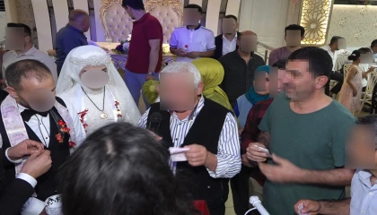 Davetsiz düğüne gitti, pasta yedi, takılan paraları çaldı