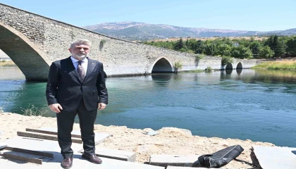 Depremde hasar gören 500 yıllık köprüde sona yaklaşıldı