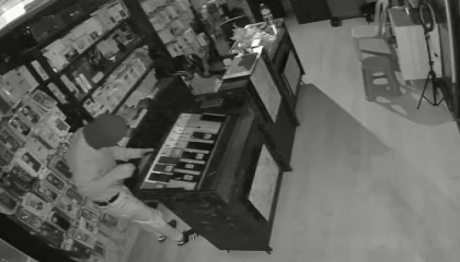 Depremzede esnafın konteyneri soyuldu: 10 dakikada 500 bin TLlik ürün gitti