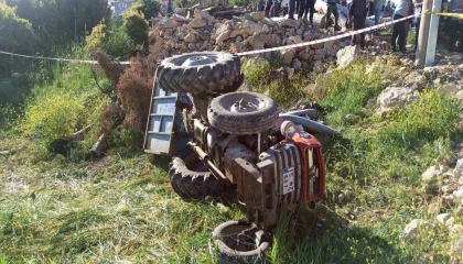 Devrilen traktörün altında kalan 11 yaşındaki çocuk öldü, 4 kişi yaralandı
