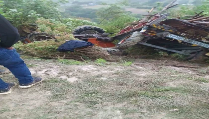 Devrilen traktörün sürücüsü hayatını kaybetti