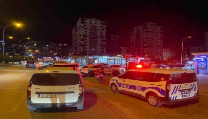 Dur ihtarına uymayıp kaçarken polis memuruna çarptı